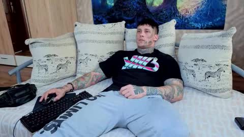 Snapshot of skirlingod chatting on September 18, 7:01 am skirlingod online show from September 18, 7:01 am