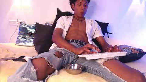 sky_walkerss online show from February 20, 2:44 am