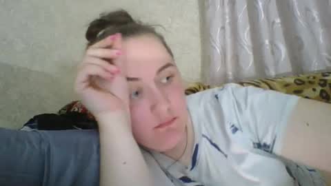 skyressie333 online show from March 28, 6:31 pm