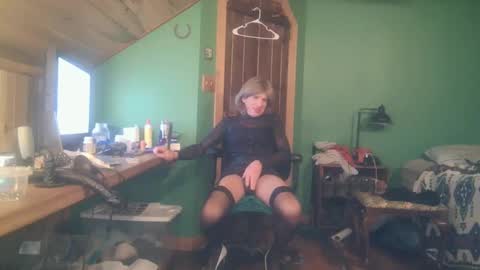 slutjennifertransxx online show from October 9, 4:07 am