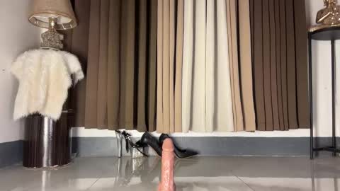 Slutty Lavinia online show from March 6, 5:45 pm