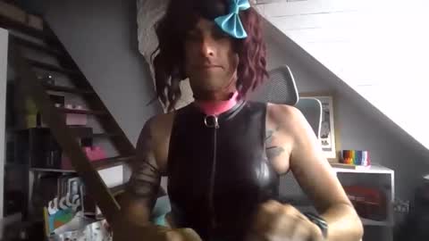 sluttytoy83 online show from June 1, 5:25 pm