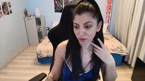 small_horny_girl online show from January 11, 7:58 am