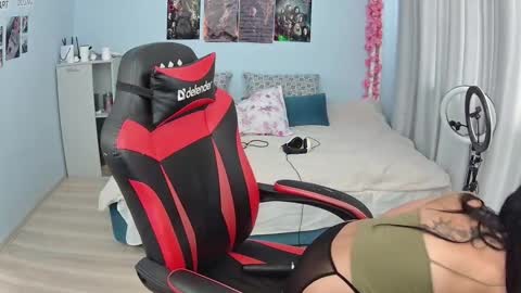 small_horny_girl online show from October 5, 11:40 am