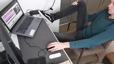 Snapshot of sneakerboy444 chatting on October 24, 9:10 am sneakerboy444 online show from October 24, 9:10 am