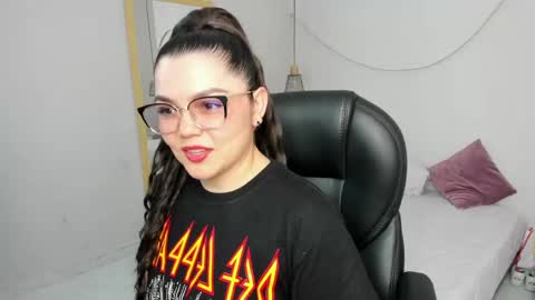 sofi_33_ online show from April 17, 11:56 am