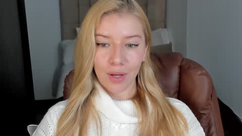 Snapshot of sofia_woodss chatting on December 7, 3:36 pm Sofia online show from December 7, 3:36 pm