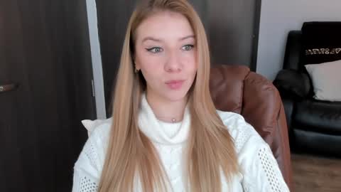 Snapshot of sofia_woodss chatting on February 1, 3:28 pm Sofia online show from February 1, 3:28 pm