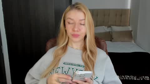 Snapshot of sofia_woodss chatting on December 20, 12:27 pm Sofia online show from December 20, 12:27 pm