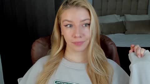 Snapshot of sofia_woodss chatting on December 20, 3:31 pm Sofia online show from December 20, 3:31 pm