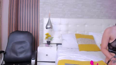sofiathoompson online show from July 8, 9:18 pm