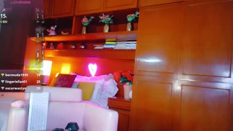 Snapshot of sofiiboniita_ chatting on February 20, 3:23 am Sofa bonita online show from February 20, 3:23 am