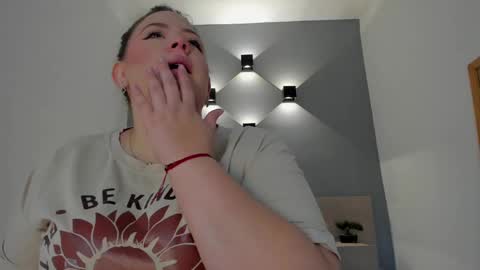 Snapshot of sophiarossee chatting on February 25, 12:16 pm Sofi online show from February 25, 12:16 pm