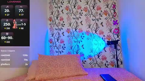 Snapshot of sophie_lii chatting on February 25, 8:42 pm Sophie or Sof online show from February 25, 8:42 pm