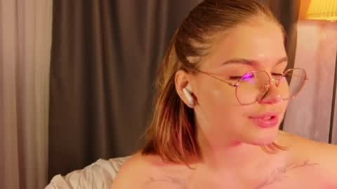 Sophie online show from June 9, 1:39 am
