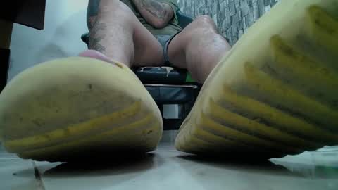 Snapshot of srfindomfeet_ chatting on February 15, 5:09 am sr master cum its my old account online show from February 15, 5:09 am