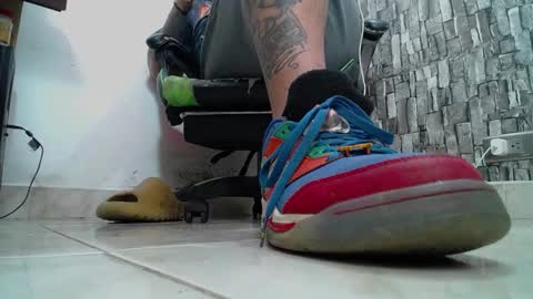 Snapshot of srfindomfeet_ chatting on February 16, 5:37 pm sr master cum its my old account online show from February 16, 5:37 pm