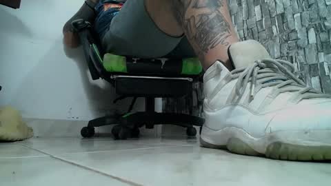 Snapshot of srfindomfeet_ chatting on February 16, 12:52 am sr master cum its my old account online show from February 16, 12:52 am