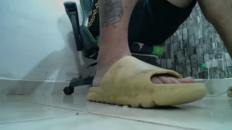 Snapshot of srfindomfeet_ chatting on February 25, 1:09 am sr master cum its my old account online show from February 25, 1:09 am