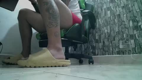 Snapshot of srfindomfeet_ chatting on March 4, 7:19 am sr master cum its my old account online show from March 4, 7:19 am