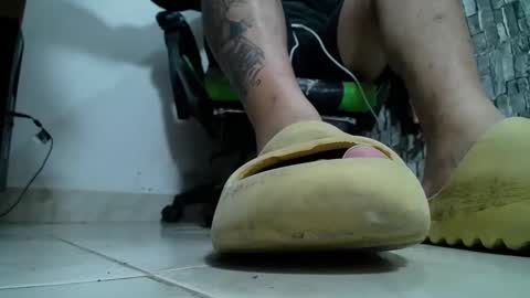 Snapshot of srfindomfeet_ chatting on February 2, 4:26 am sr master cum its my old account online show from February 2, 4:26 am