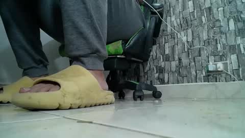 Snapshot of srfindomfeet_ chatting on February 20, 2:07 am sr master cum its my old account online show from February 20, 2:07 am