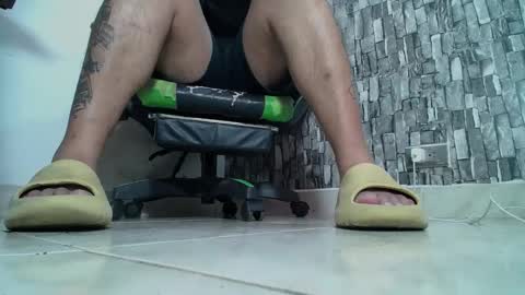 Snapshot of srfindomfeet_ chatting on February 2, 7:35 pm sr master cum its my old account online show from February 2, 7:35 pm
