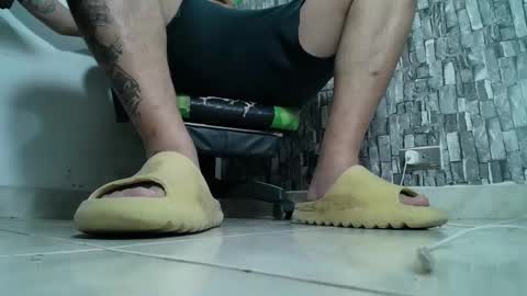 Snapshot of srfindomfeet_ chatting on February 3, 4:46 am sr master cum its my old account online show from February 3, 4:46 am