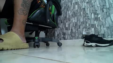 Snapshot of srfindomfeet_ chatting on March 9, 6:54 pm sr master cum its my old account online show from March 9, 6:54 pm