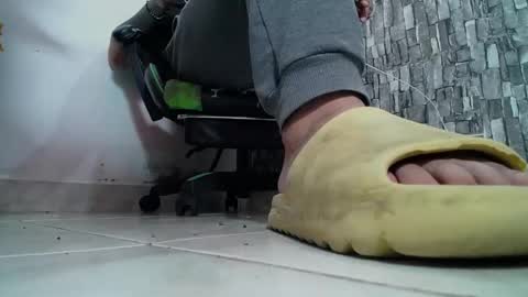 Snapshot of srfindomfeet_ chatting on February 20, 6:35 pm sr master cum its my old account online show from February 20, 6:35 pm