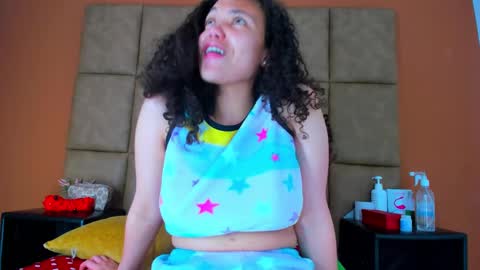 Estrella online show from February 3, 8:57 pm