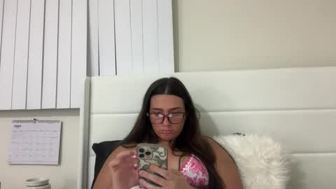 starqueenieee online show from November 4, 11:39 pm