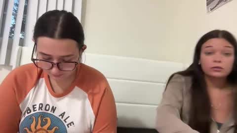 starqueenieee online show from October 30, 10:54 pm