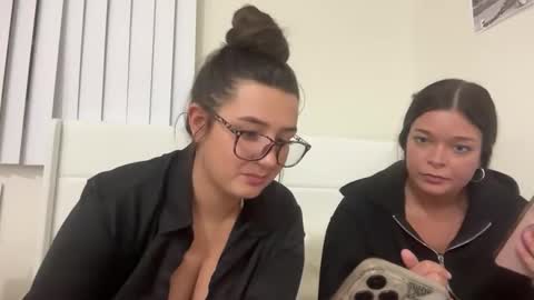 starqueenieee online show from November 7, 12:57 am