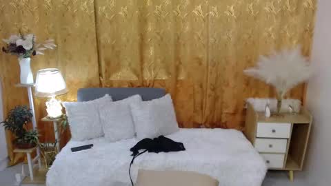 Miss Riri online show from February 6, 12:30 pm