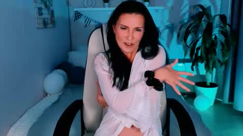 Avanessa May  Follow mommy online show from September 26, 3:20 pm