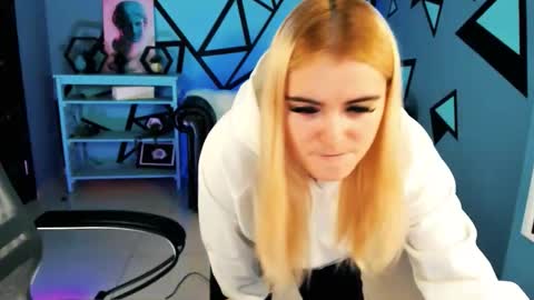 stef_nicks online show from November 9, 9:24 am