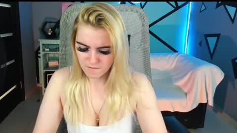 stef_nicks online show from June 11, 7:17 am