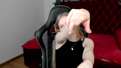 Stella online show from December 18, 9:18 pm