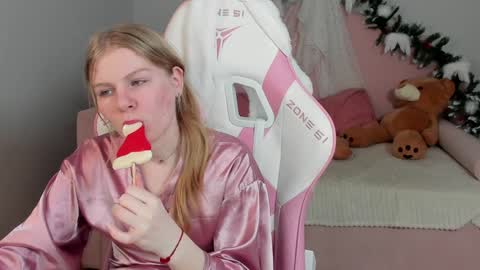 Stella online show from December 30, 1:15 am