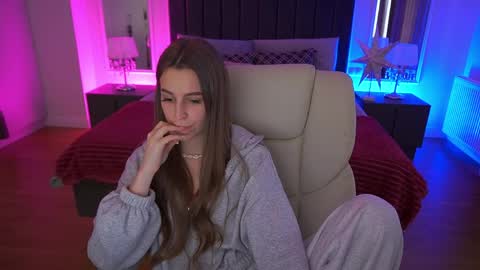 stellahoneywell online show from April 4, 1:18 pm