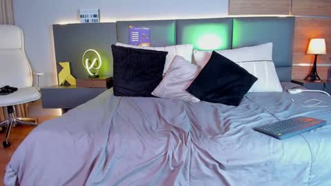 Stone Lee  online show from February 2, 6:36 am