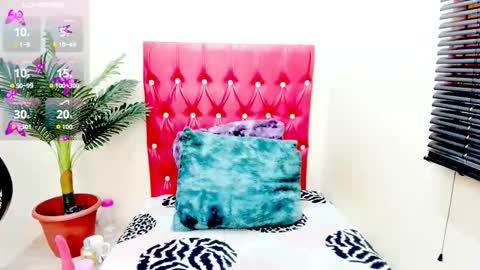 strawberry_lipz online show from October 17, 5:33 am