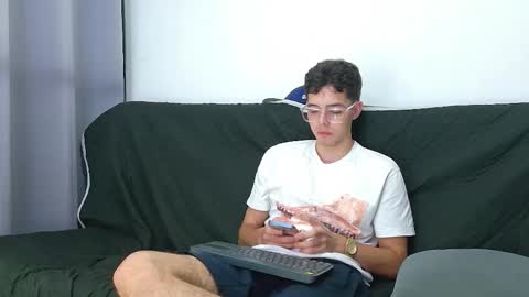 stwart_little online show from March 25, 4:19 am