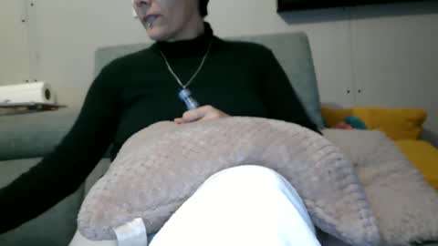 Snapshot of sucrette5629 chatting on December 19, 4:24 pm sucrette5629 online show from December 19, 4:24 pm
