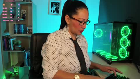 Snapshot of sue_wolls chatting on January 13, 1:23 am Andrea online show from January 13, 1:23 am
