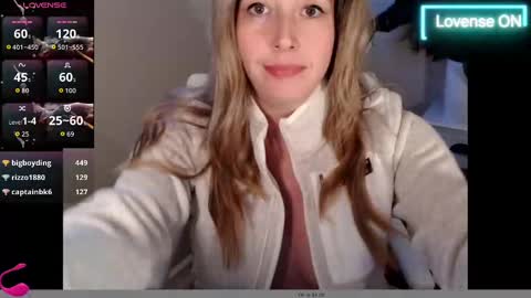 Mia online show from October 3, 6:27 pm