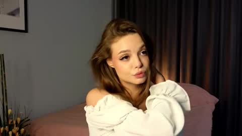 Kira online show from September 9, 3:01 pm