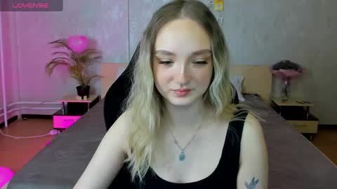 Snapshot of susan__clark chatting on February 17, 12:43 am Annie online show from February 17, 12:43 am