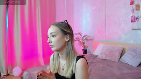 Snapshot of susan__clark chatting on February 14, 7:17 am Annie online show from February 14, 7:17 am